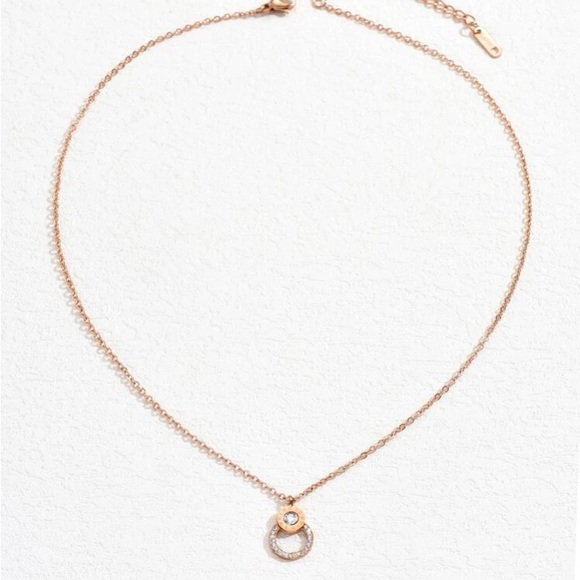 💟 SALE $10 💟 NWT Rose Gold Necklace!!! Stainless Steel !!! - Picture 7 of 8